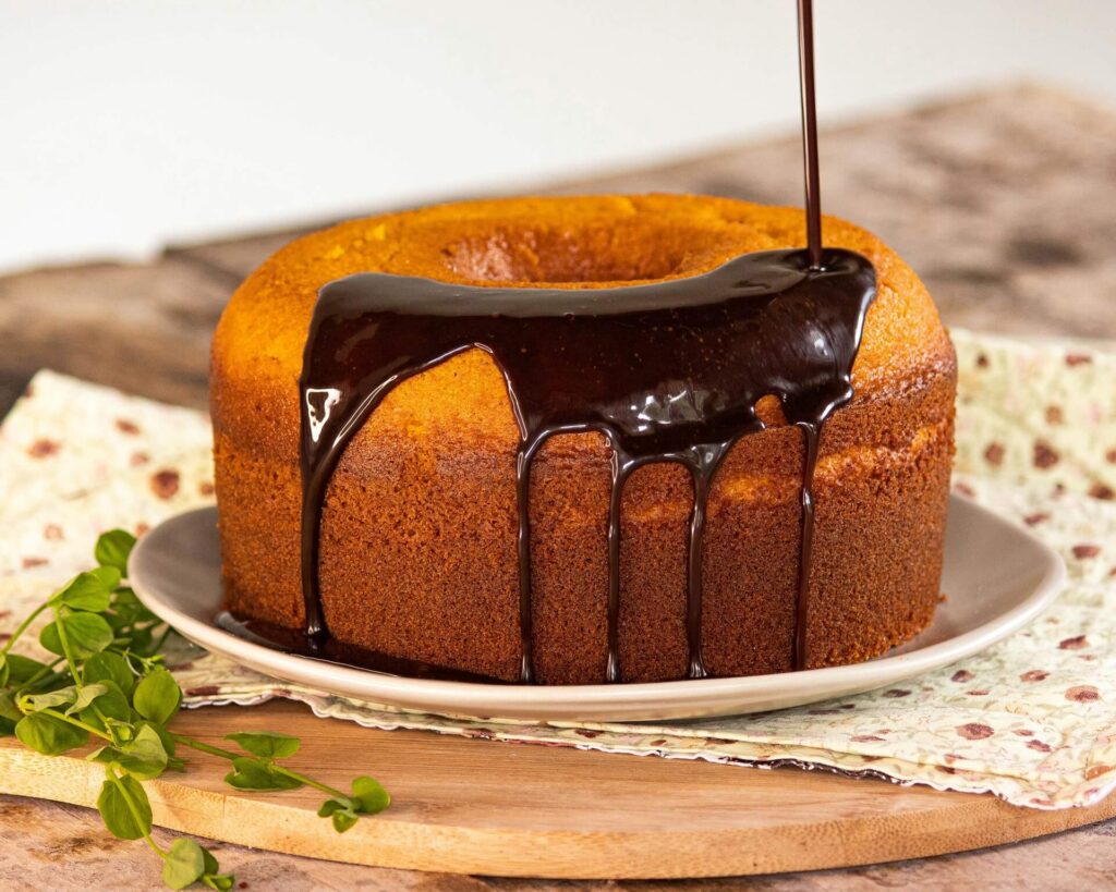 Bolo de Cenoura com Calda de Chocolate: Clássico