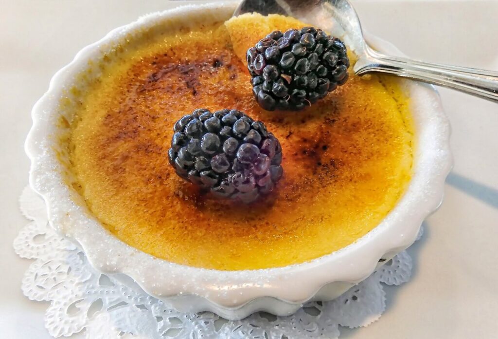 Aprenda a fazer um clássico Crème brûlée com casquinha crocante e interior cremoso. Uma sobremesa sofisticada e fácil de preparar!