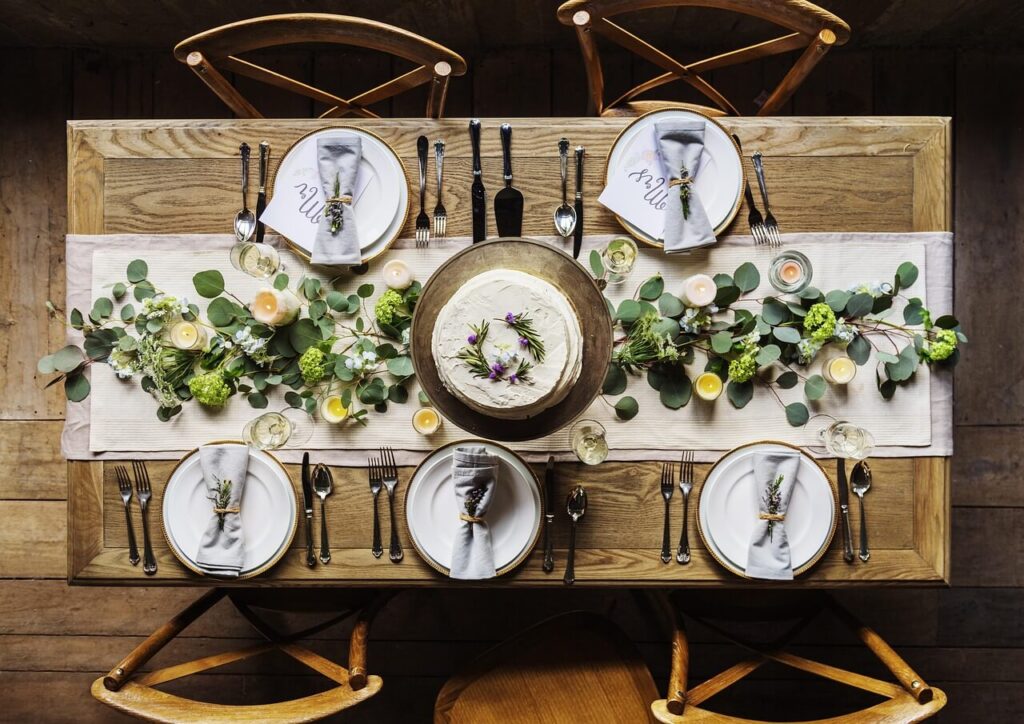 Peças artesanais, louças pintadas à mão, jogos americanos com mensagens personalizadas e arranjos de flores únicos são algumas das formas de adicionar um toque pessoal à mesa.