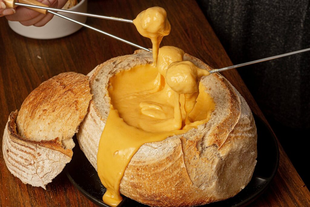 Fondue Cheddar: Mergulho Saboroso e Divertido!