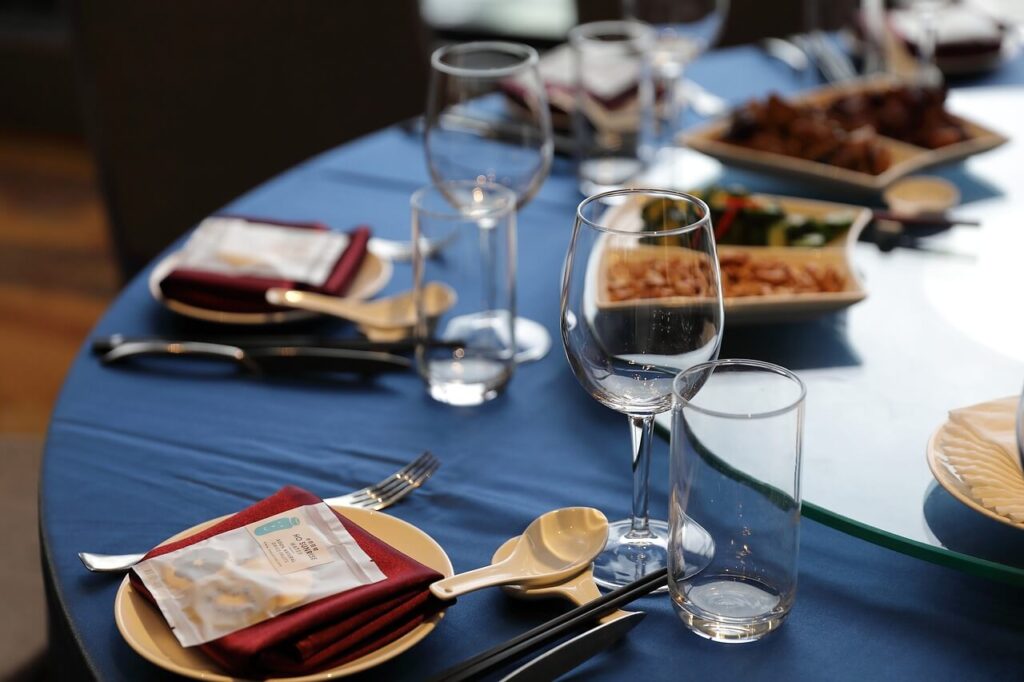 Paleta de cores para montagem de mesa será vibrante e ousada na mesa posta 2025.