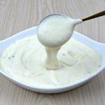 Aprenda a fazer o clássico Molho Bechamel (molho branco) perfeito. Receita fácil e versátil para suas lasanhas, gratinados e massas.