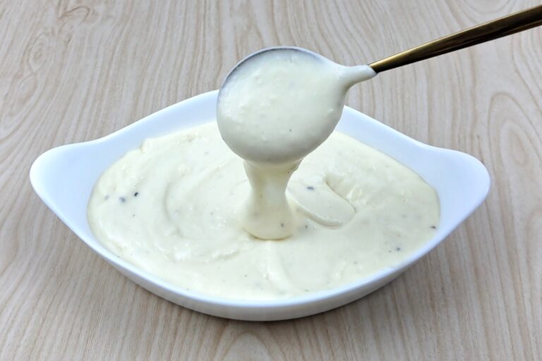 Aprenda a fazer o clássico Molho Bechamel (molho branco) perfeito. Receita fácil e versátil para suas lasanhas, gratinados e massas.