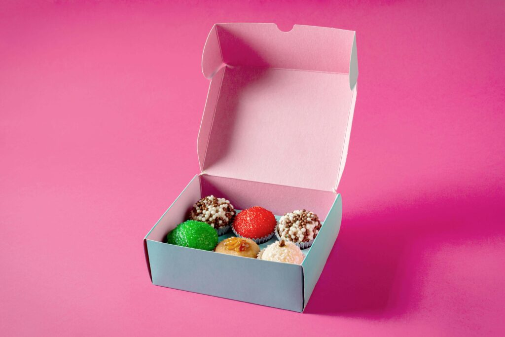 Tendências em Doces de Festa: Formatos modernos: no copinho, no palito, em caixas personalizadas.