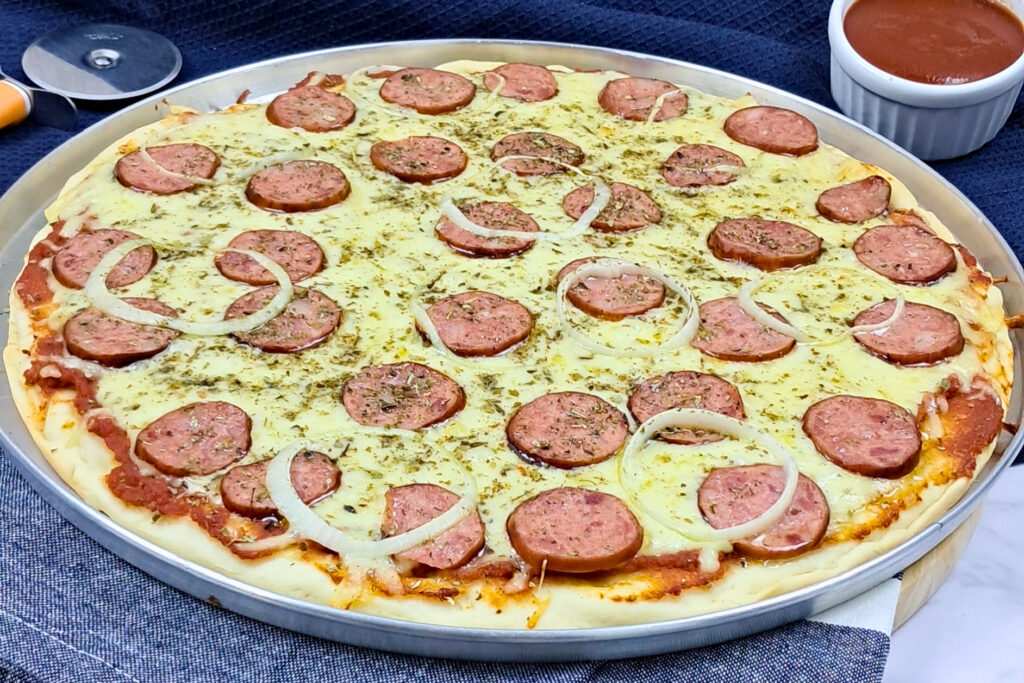 Pizza de Calabresa com Molho Caseiro