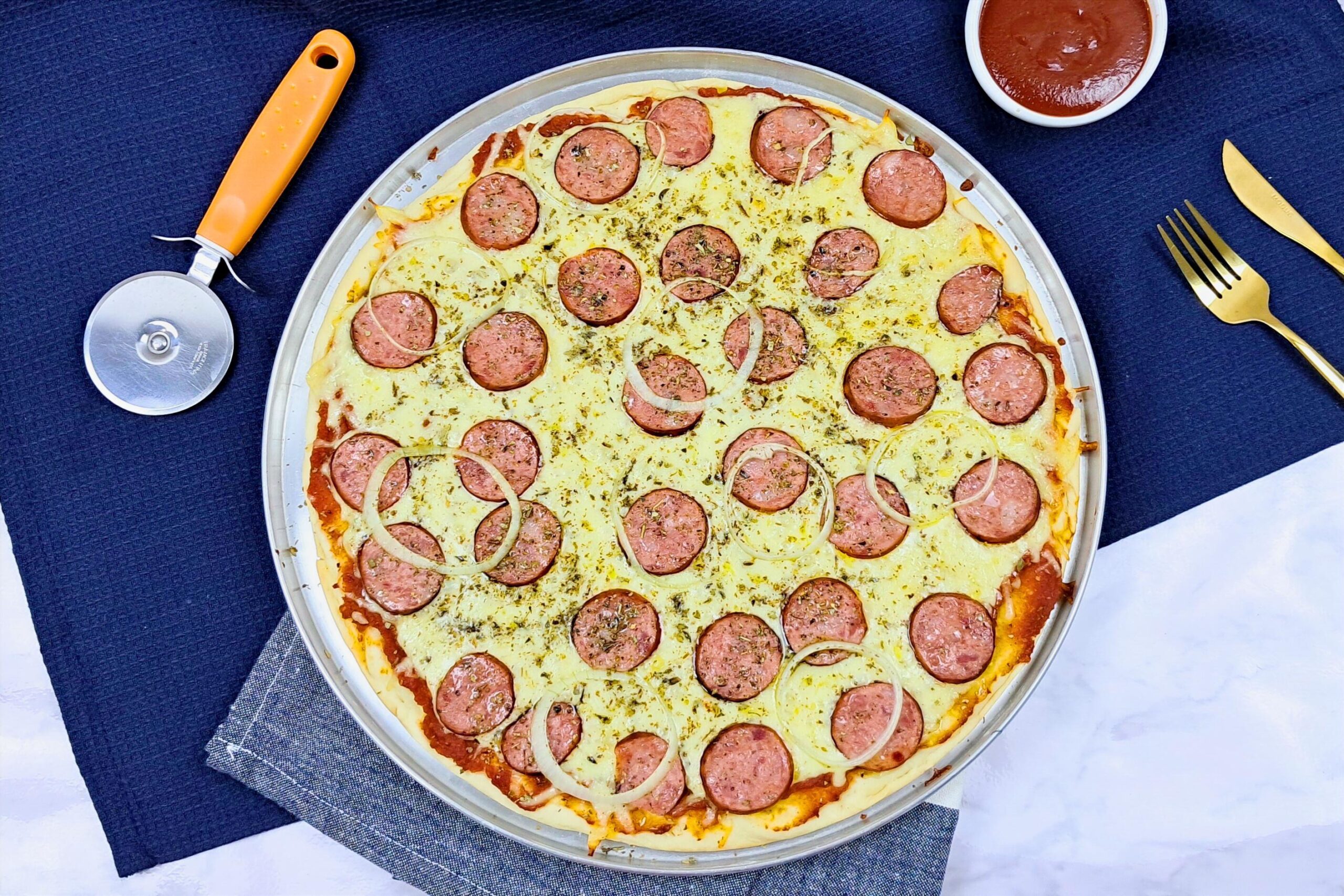 Pizza de Calabresa com Molho Caseiro